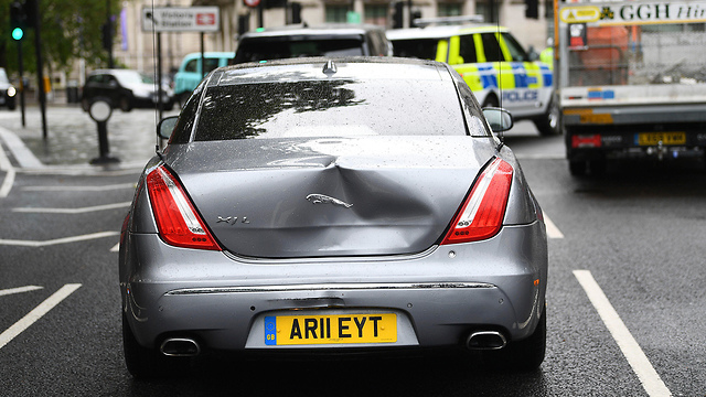 בוריס ג'ונסון תאונת דרכים קלה מחוץ לפרלמנט לונדון בריטניה