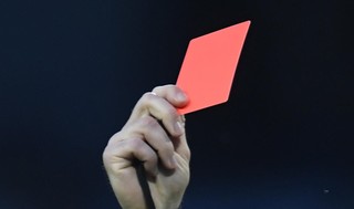 אנתוני טיילור מראה לדויד לואיז כרטיס אדום