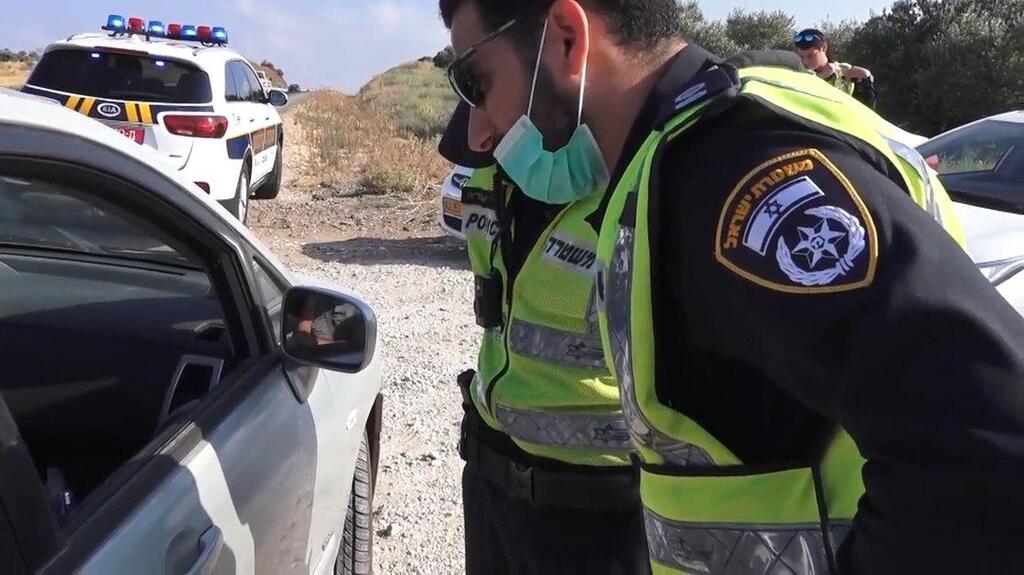  שוטרי תנועה בבגדי הסוואה תופסים עברייני תנועה בכבישים