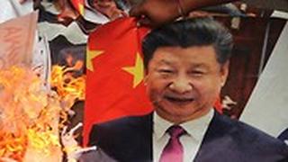 הודו מפגינים דורכים על תמונת נשיא סין שי ג'ינפינג ושורפים אותה