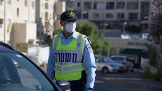 השוטרים ברחבי הארץ מחלקים לאזרחים מסכות ועוסקים בהסברה על התפשטות נגיף הקורונה
