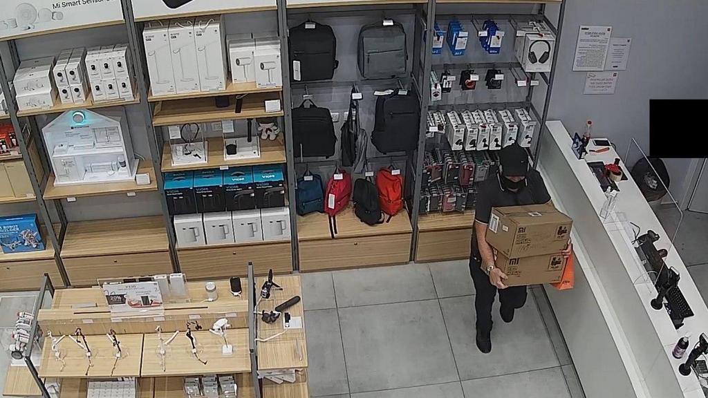 Кража без взлома. Фото с видеокамеры גניבת טלפונים