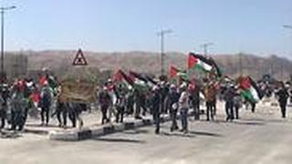 הגעת מפגינים לשטח העצרת מחאה של הרשות הפלסטינית נגד תוכנית הסיפוח
