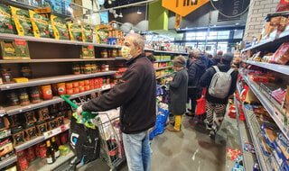 אנשים קונים בסופרמרקט