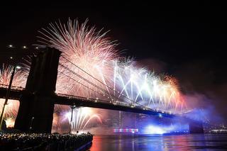 זיקוקים מעל גשר ברוקלין ב ניו יורק 4 ביולי 2019 יום העצמאות של ארה"ב