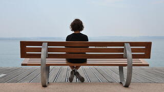 אישה יושבת על ספסל