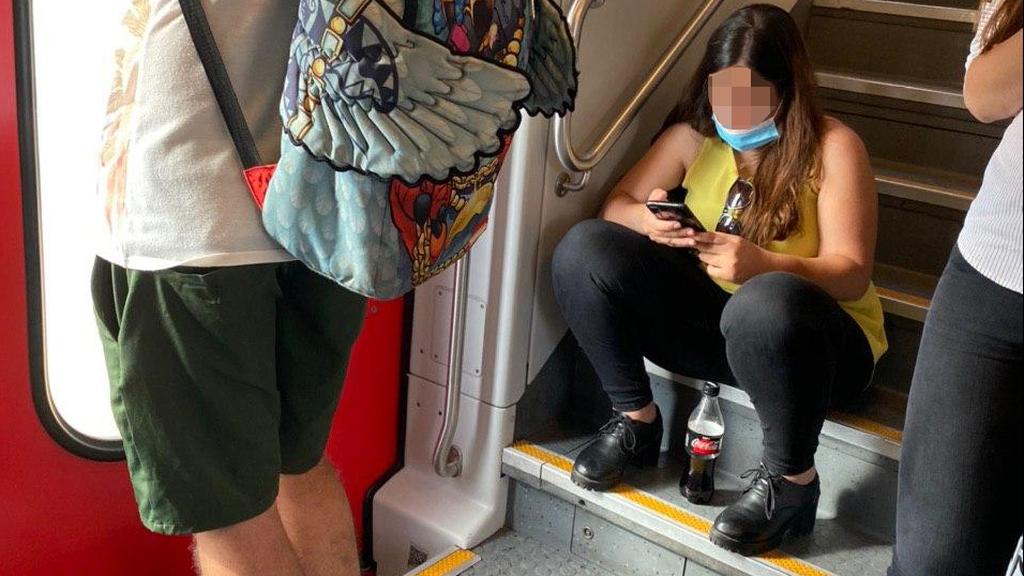 אנשים ללא מסכות ברכבת ישראל