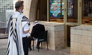 מתפלל במרחק נגיעה מבית הכנסת