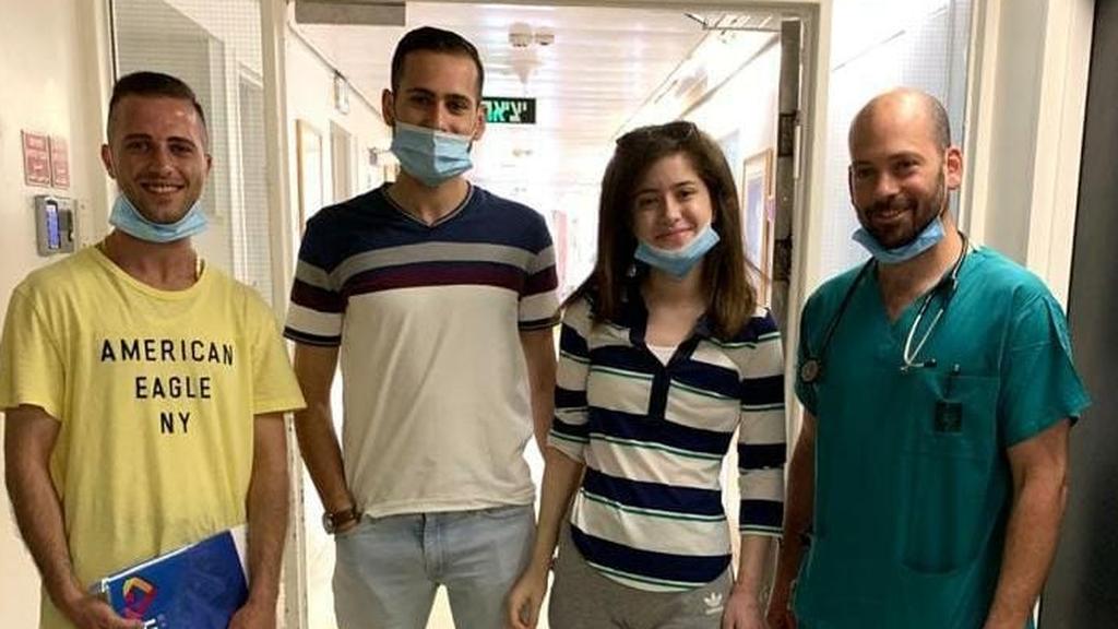 Данья с братьями и д-ром Даганом. Фото: пресс-служба больницы "Хадасса"