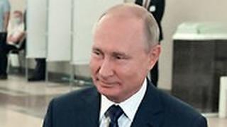 רוסיה ולדימיר פוטין מצביע במשאל העם 