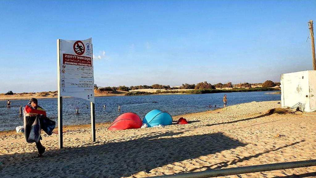  Доска объявления о запрете на купание в озере. Фото: Рои Идан