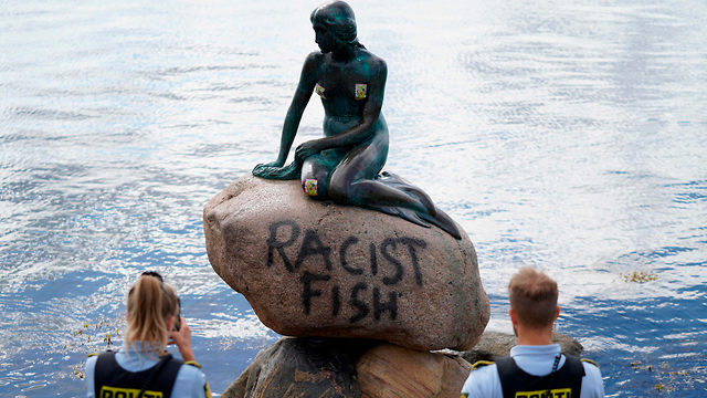 דנמרק קופנהגן פסל בת הים הקטנה הושחת