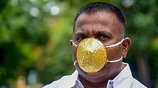 הודו גבר עם מסכה מ זהב 