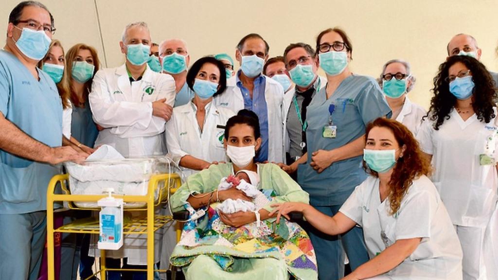 Розмарин с новорожденной и спасшие ее от смерти врачи 