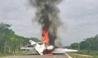 מקסיקו מטוס סמים נחת בכביש המהיר ועלה באש