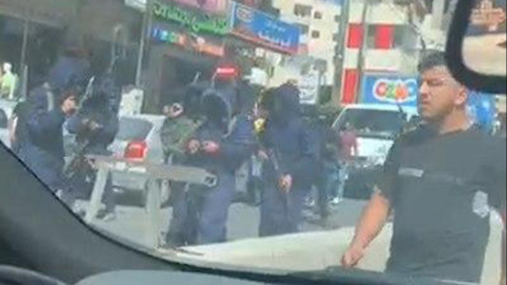 Вооруженные автоматическим оружием люди в центре жилого района חמושים פלסטינים יורים באוויר