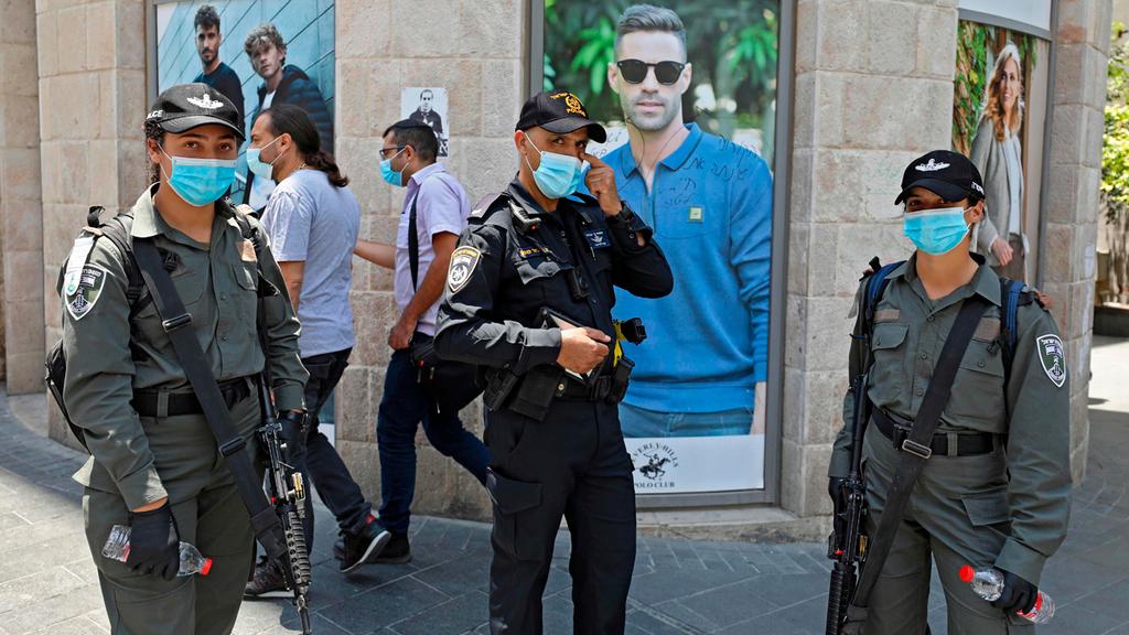 Police officers enforcing coronavirus regulations in Jerusalem 