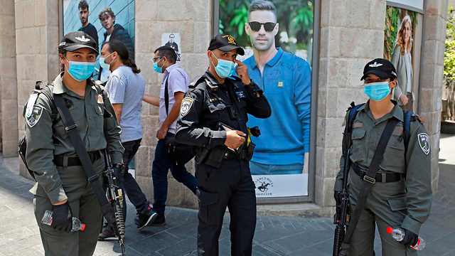  Police in Jerusalem enforces coronavirus orders 