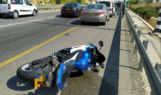 רוכב אופנוע נפצע אנוש בתאונה עצמית בכביש 79