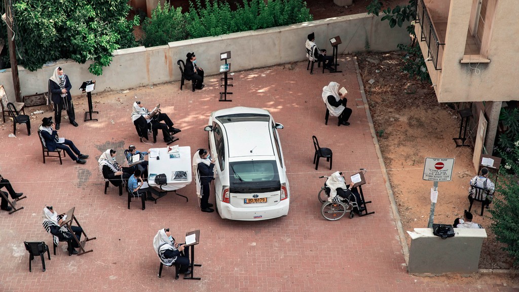 Молитва в Бней-Браке (Фото: AP) מתפללים בית כנסת מסיכות מסכות הגבלות קורונה בני ברק ישראל