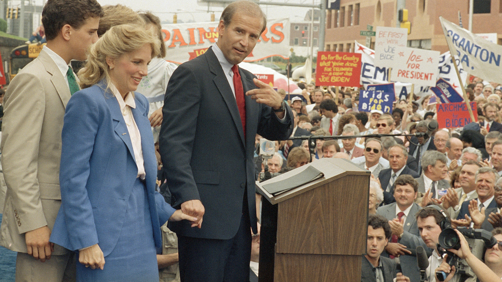 ארה"ב בוחרת 2020 בחירות ג'ו ביידן עם אשתו ג'יל ביידן עצרת 1987 אחרי שהכריז על מועמדותו לנשיאות