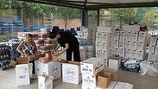 חלוקת סלי מזון באיטליה באמצעות שליחים חוזרים וארגון הרוח הישראלית של הסוכנות היהודית. 