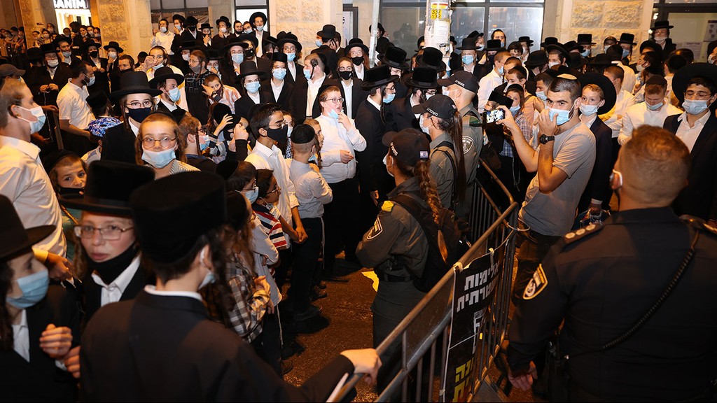 Митинг протеста жителей иерусалимского квартала Ромема, закрытого на карантин из-за высокого уровня заражений (Фото: Алекс Коломойский) מחאה חרדים רוממה ירושלים