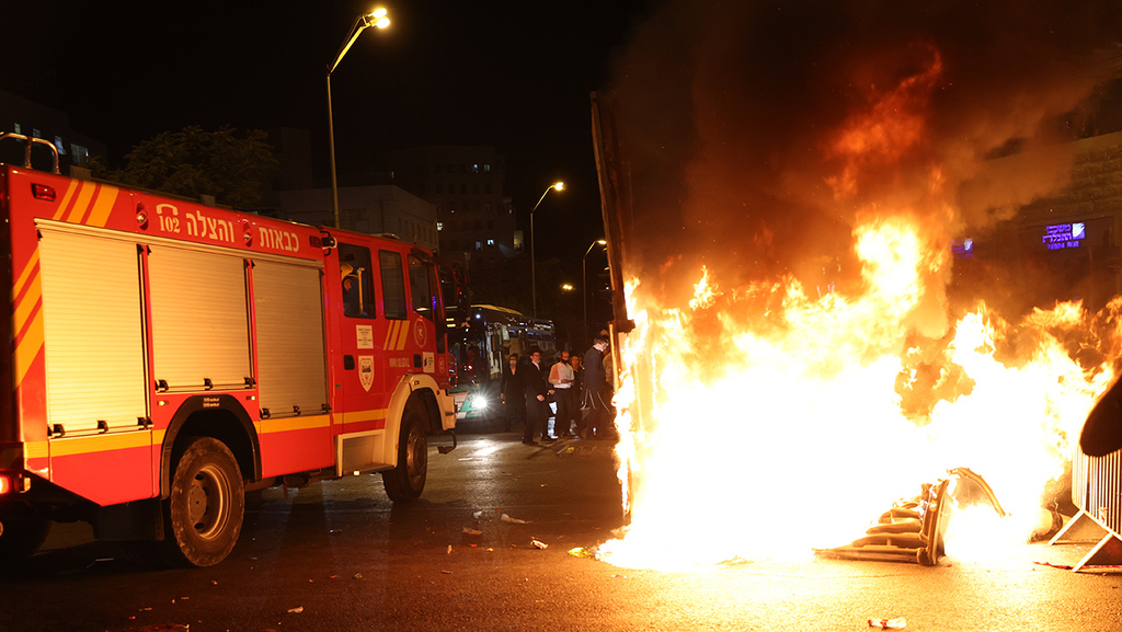 Garbage cans set on fire during Haredi protest against coronavirus health mitigations earlier this year in Jerusalem (Photo: Alex Kolomoisky) מחאה חרדים רוממה ירושלים