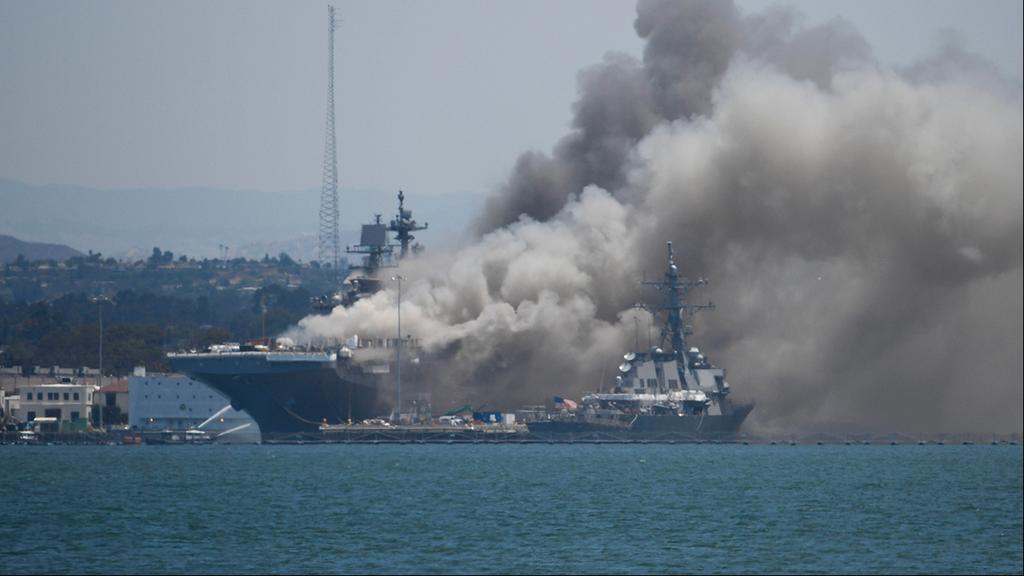 ארה"ב סן דייגו פיצוץ ו שריפה ב ספינה של חיל הים האמריקני