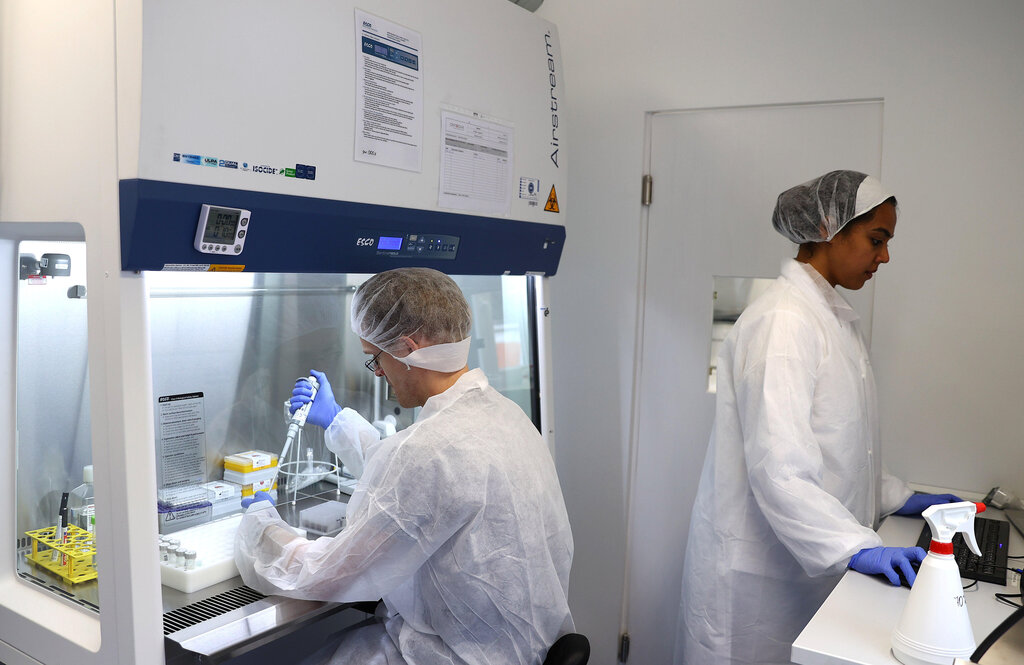 An AstraZeneca research lab (Photo: Reuters) תמונת מעבדת קורונה