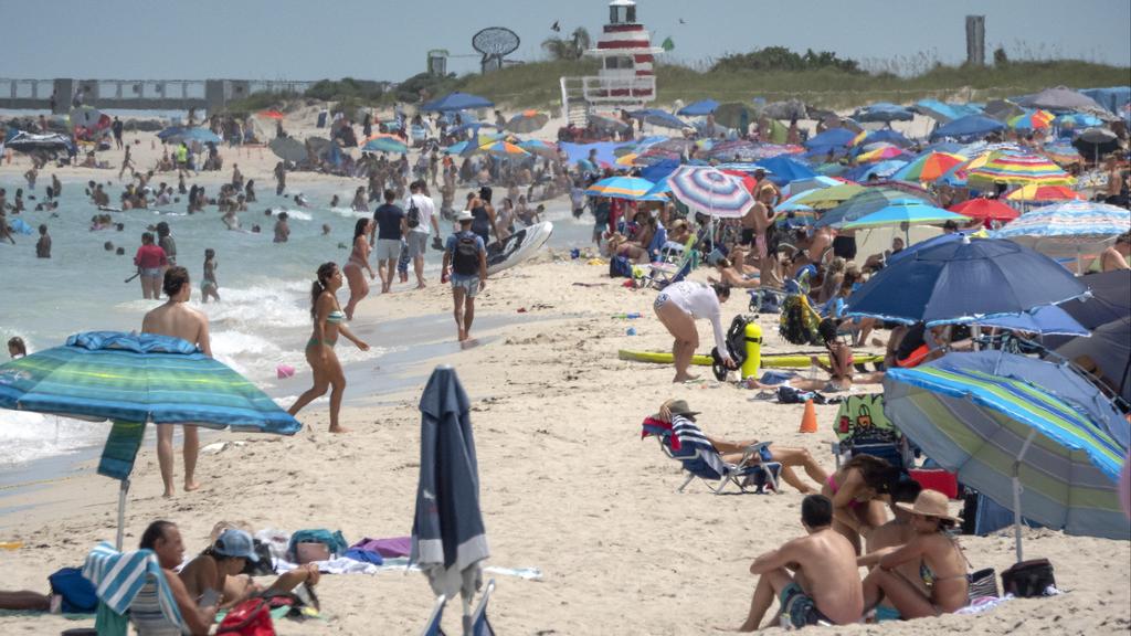  Overcrowded beach in Florida amid coronavirus 