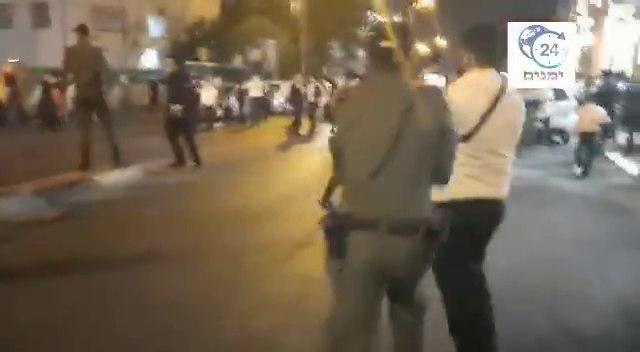 שוטר תועד דוחף צלם במהומות בירושלים
