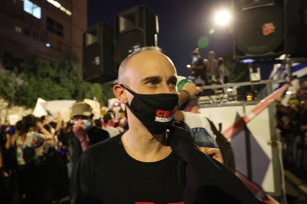 אסף אמדורסקי בהפגנה מול בית רה"מ בירושלים