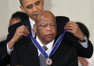 ברק אובמה מעניק את מדליית החירות לג'ון לואיס 2011