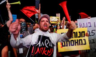 הפגנה הפגנות מפגינים ב תל אביב שדרות הרצל