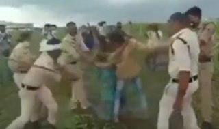 הודו שוטרים מכים בני דלית ב שדה