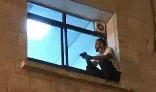 ג'יהאד סוויטי  יושב מחוץ לחלון חדר האשפוז של אמו