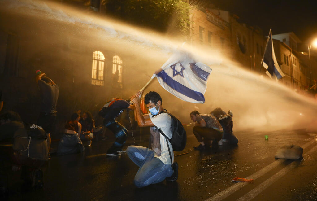 הפגנת מחאה מול מעון ראש הממשלה בנימין נתניהו ירושלים הפגנה עם דגל ישראל