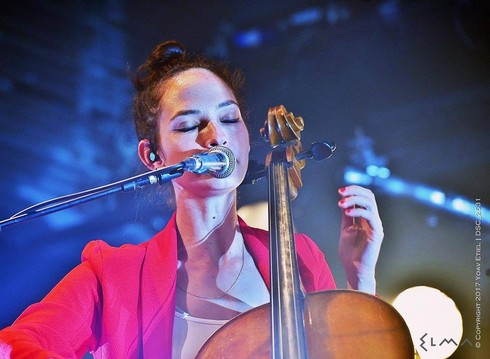 נעה אילי בהופעה באלמא