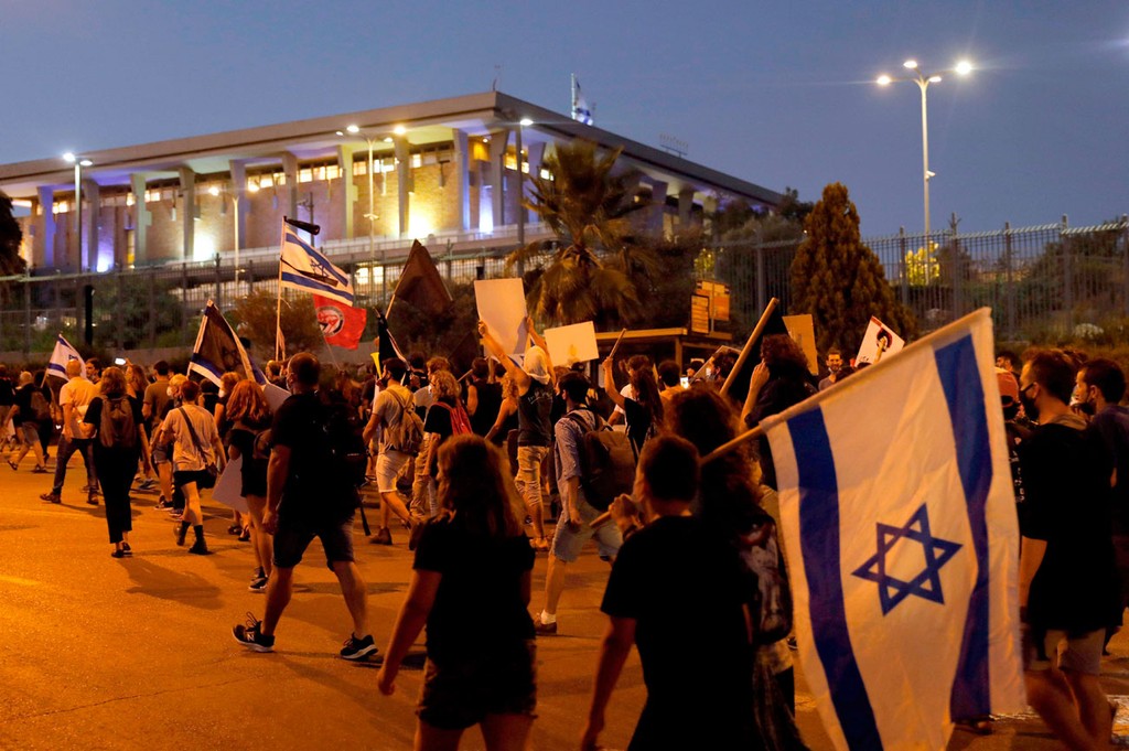 Protestors marching from PM's official residence to Knesset 