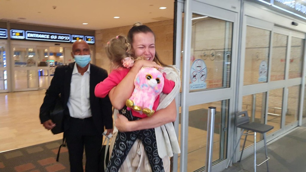 Alona, hugs her three-year old daughter Melaniya Petrushanska