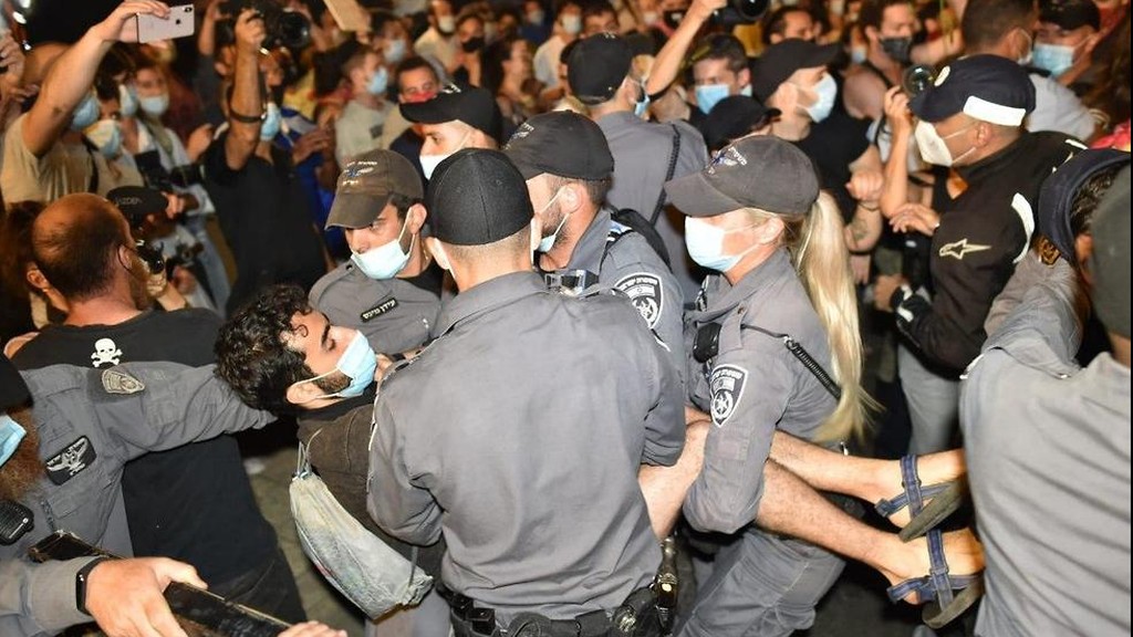 Задержания в Иерусалиме (Фото: Йоав Дудкевич) עימותים בין מפגינים לשוטרים בכיכר פריז בירושלים