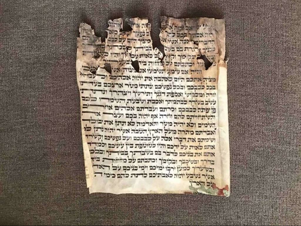 קלף מזוזה שנמצא במרתף חלקי סידור שנמצא במרתף