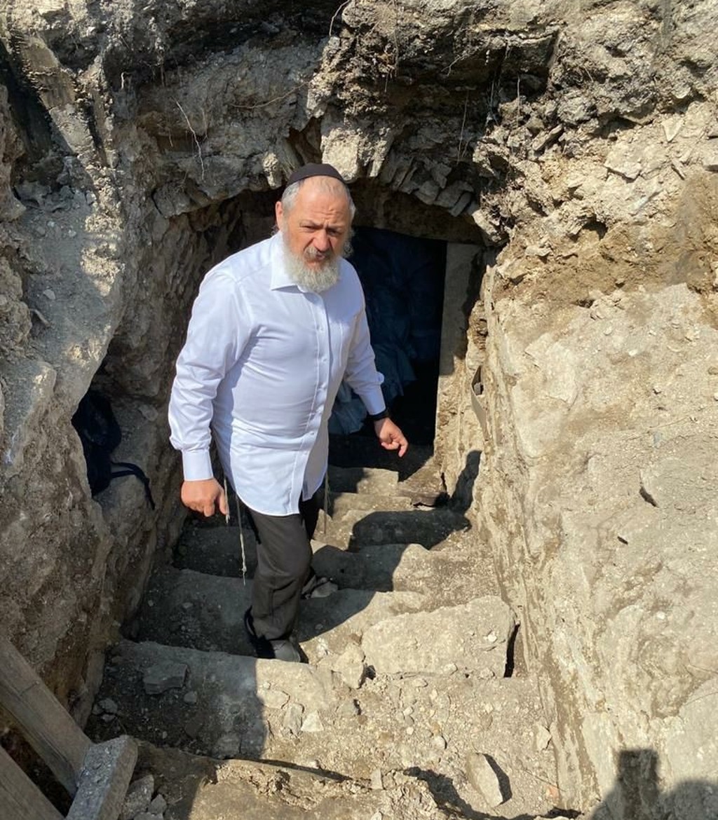 הרב פיינגולד בפתח המרתף שהתגלה לאחר חיפושים ממושכים הרב פיינגולד בפתח המרתף שהתגלה לאחר חיפושים ממושכים