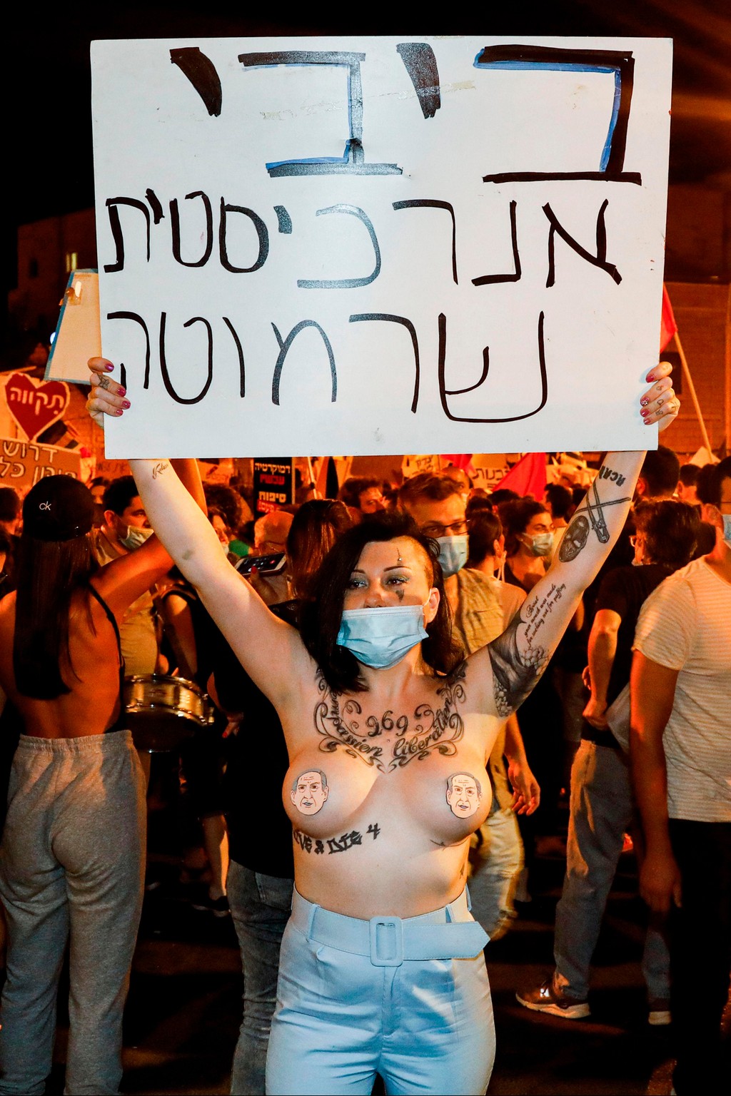 הפגנה הפגנות מול בית רה"מ ב בלפור ירושלים דגלים שחורים אשה ב עירום עם תמונה של ביבי בנימין נתניהו