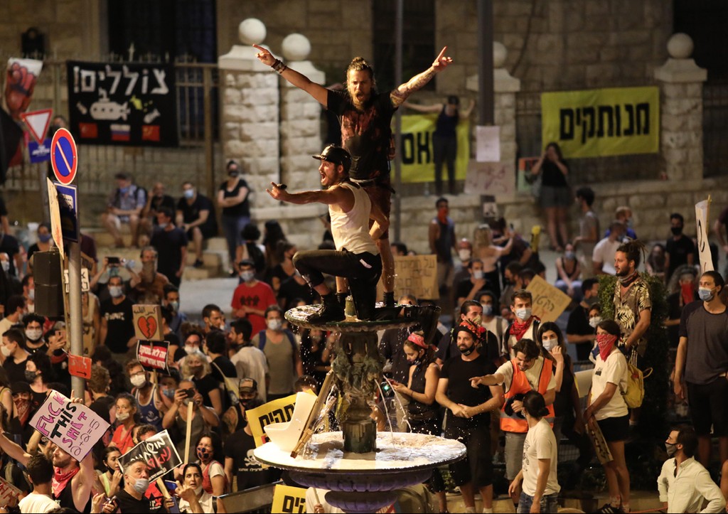 Акция протеста в Иерусалиме вечером 25 июля (Фото: EPA) הפגנה הפגנות מול בית רה"מ ב בלפור ירושלים דגלים שחורים