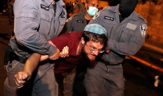 מעצר מפגינה ב ירושלים מול מעון ראש הממשלה נתניהו בלפור