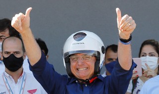 נשיא ברזיל ז'איר בולסונרו יוצא לטייל אחרי שהחלים מ נגיף קורונה