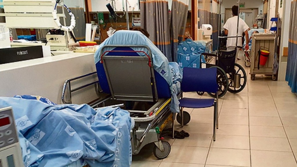 Patients' beds are placed in the hallway at one of Israel's hospitals as coronavirus cases surge 