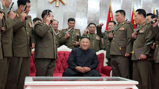 צפון קוריאה קים ג'ונג און טקס אקדחים אנשי צבא